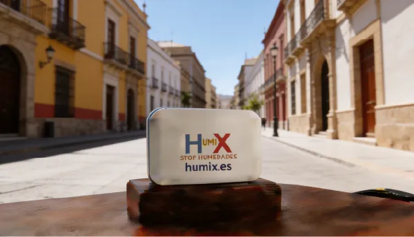 Sistema HUMIX instalado en la pared de una vivienda en Guadalajara